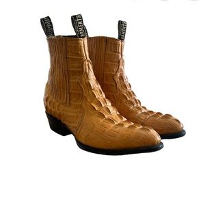 Botas Armenia golden leather alligator print boots. Size 10.5